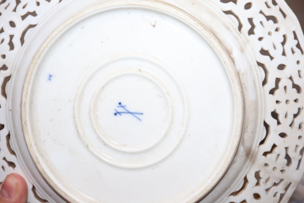 Meissen onion pattern reticulated dessert dishes and plates, late 19th/early 20th century, Large circular dish (5)